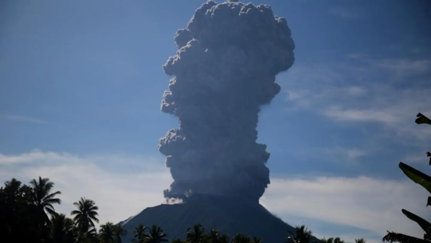 Gunung Ibu erupsi 103 kali dalam sehari, warga diminta jauhi zona bahaya