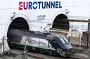 Tunnel sous la Manche: un minibus percute un train fret à l'arrêt, 19 blessés