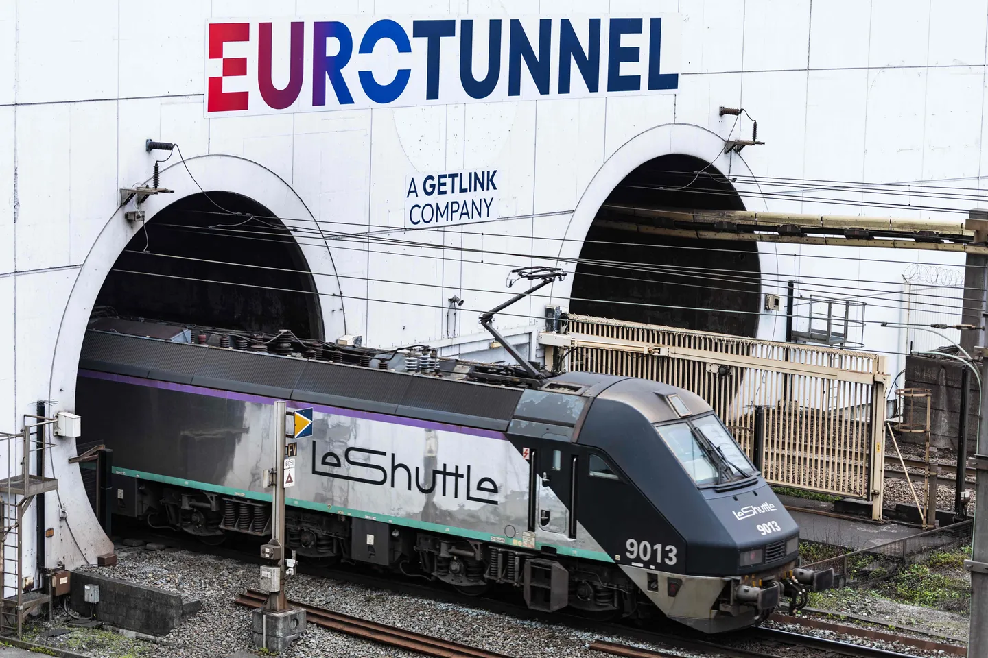 Tunnel sous la Manche: un minibus percute un train fret à l'arrêt, 19 blessés