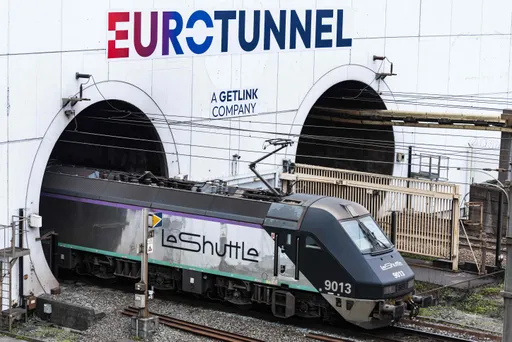 Tunnel sous la Manche: un minibus percute un train fret à l'arrêt, 19 blessés