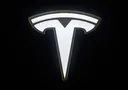 Tesla zeigt Sportwagen mit Raketendüsen