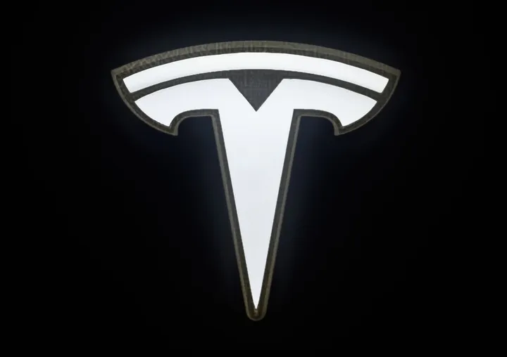Tesla zeigt Sportwagen mit Raketendüsen