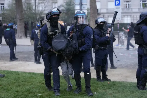 Manifestation de lycéens: un policier effectue un tir tendu de grenades lacrymogènes à Nancy
