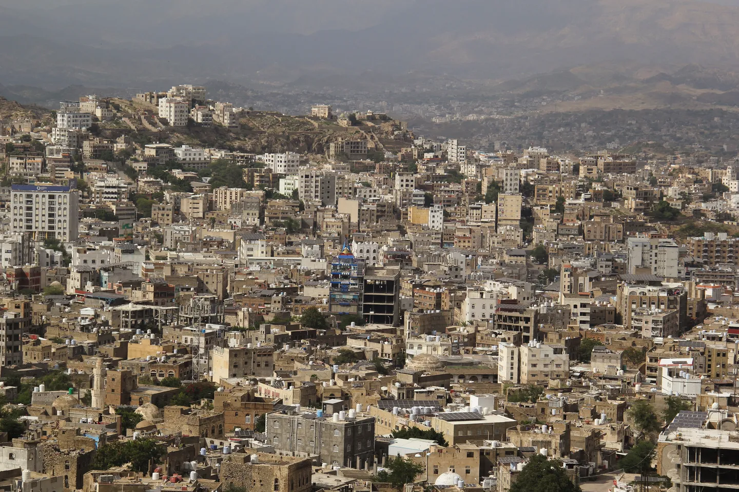معارك شرسة للجيش اليمني مع الحوثيين في تعز والاتحاد الأوروبي يدين هجوم عدن