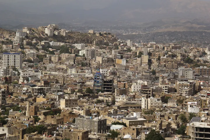 معارك شرسة للجيش اليمني مع الحوثيين في تعز والاتحاد الأوروبي يدين هجوم عدن