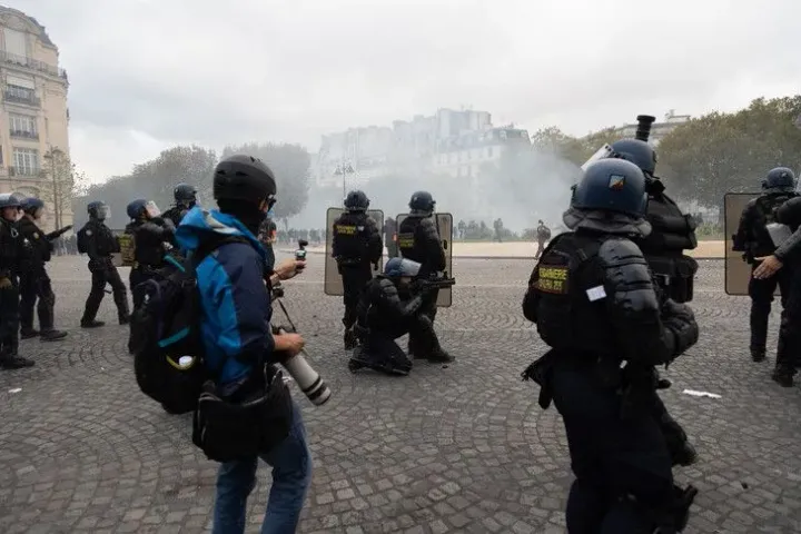 Francuska policija bi mogla koristiti šok-bombe u slučaju „urbanog nasilja“, izjavio ministar unutrašnjih poslova