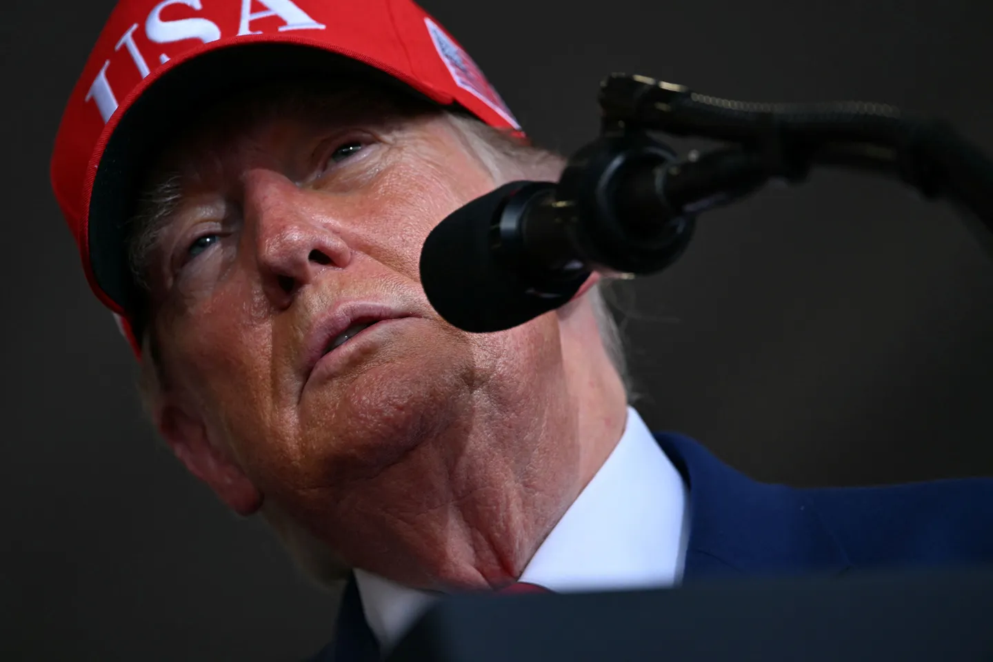 トランプ氏、ウクライナとの溝が深まる中、対ロ新制裁を免除