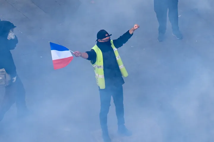 "Jelekverdhët" në Francë bëjnë thirrje për protesta të reja kundër "prirjes autoritare" të qeverisë