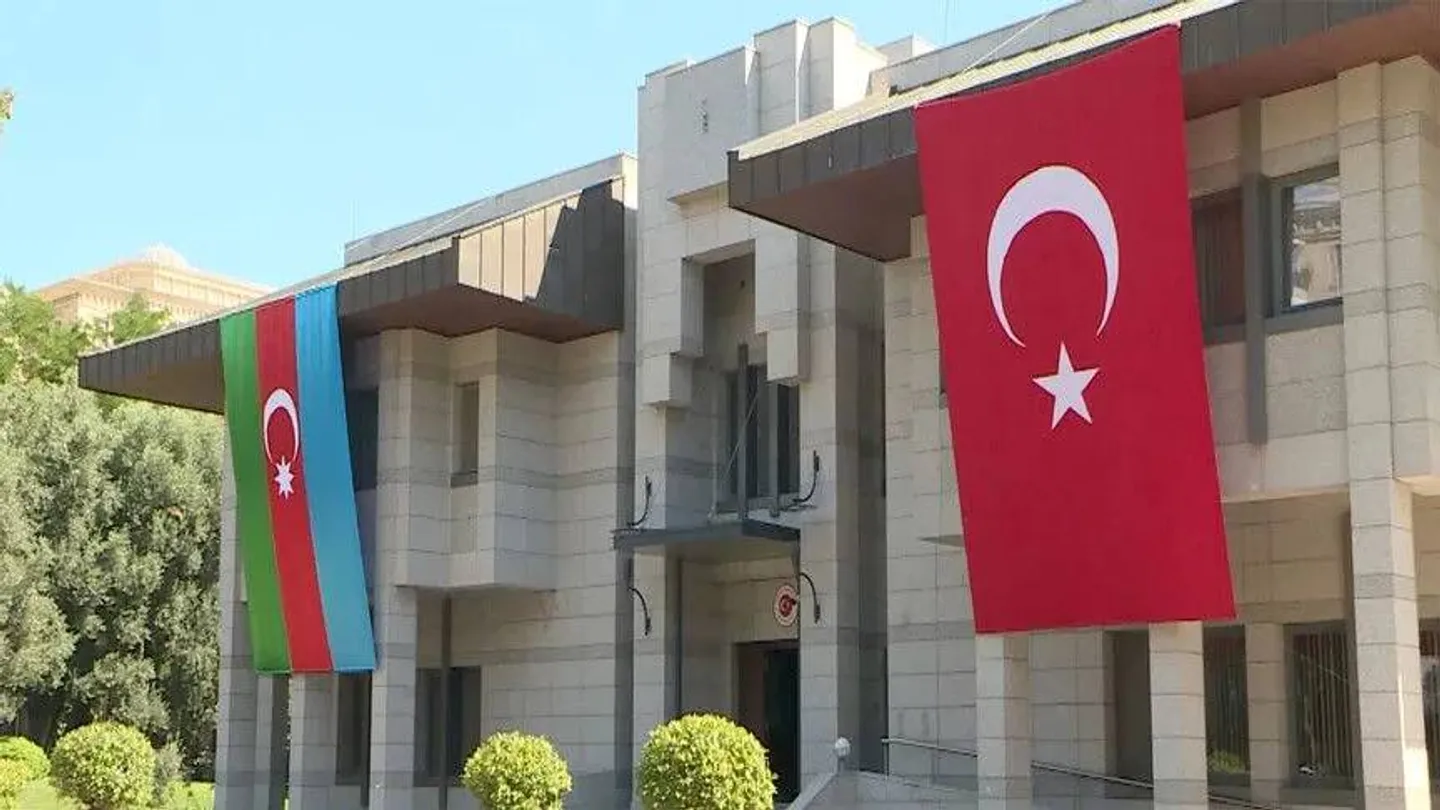 السفارة التركية في باكو تنفي مزاعم بشأن لقاء سري لوزير الخارجية التركي في أذربيجان