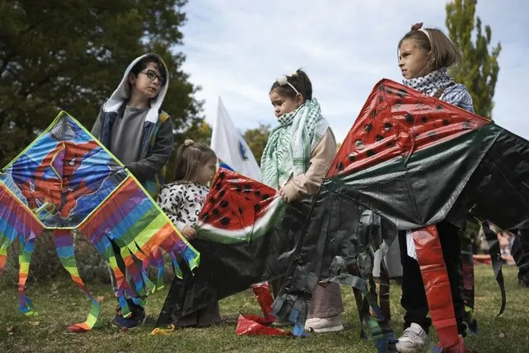 femijet-e-sarajeves-leshojne-balona-fluturues-ne-shenje-mbeshtetjeje-per-femijet-palestineze