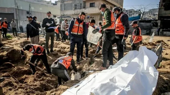 Gaza varros eshtrat e 75 palestinezëve të nxjerrë nga rrënojat e shtëpive të shkatërruara