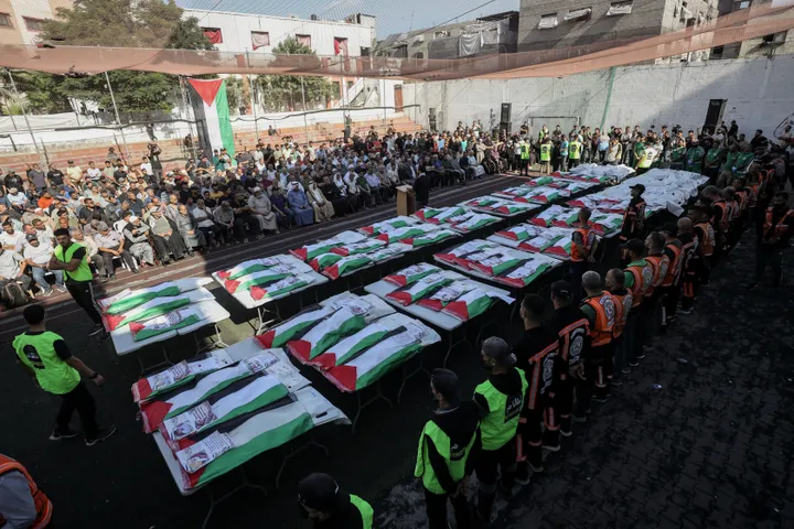 غزة.. استشهاد 4 فلسطينيين بينهم طفلان وتشييع رفات 75 قتلتهم إسرائيل خلال الإبادة