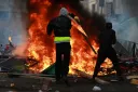 بازداشت ۱۲۰۰ نفر و زخمیشدن ۱۵۰ مأمور پولیس در اعتراضات فرانسه