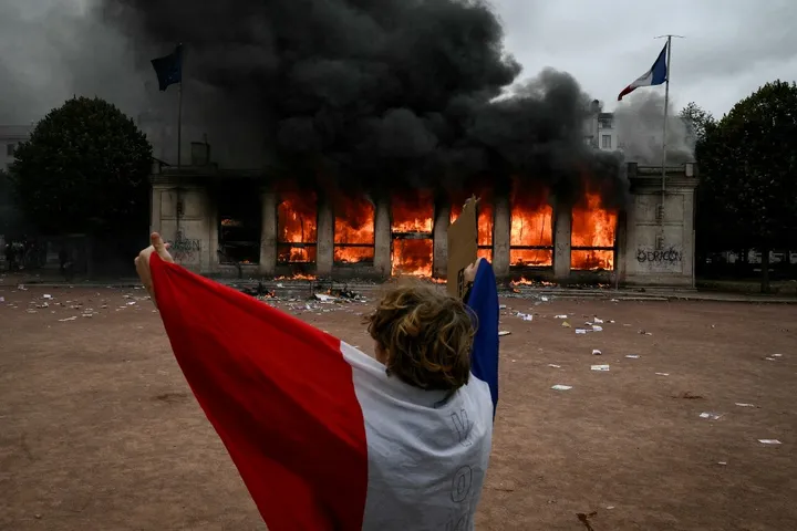 In Francia sarà istituito un "fondo speciale" per riparare le strutture pubbliche danneggiate durante le proteste dei Gilet Gialli.