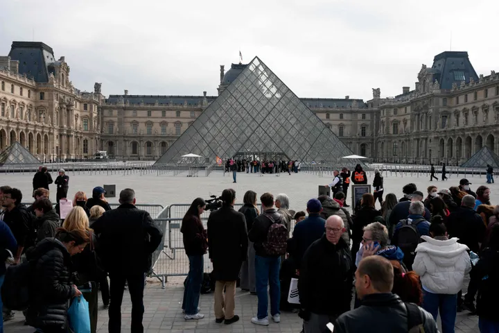 France: l’accès au Louvre bloqué par des étudiants en soutien aux lycéens