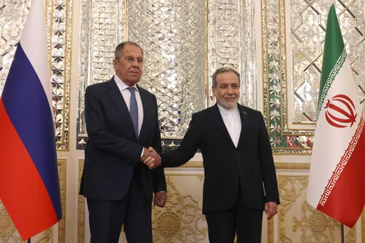 ایران و روسیه در سفر لاوروف به تهران بر گسترش همکاریها تأکید کردند