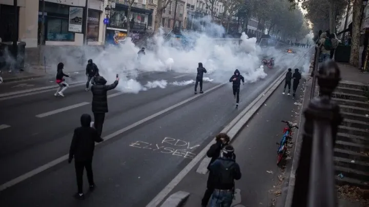 EU brani pravo na mirne proteste, osuđuje nasilje uslijed nemira u Francuskoj