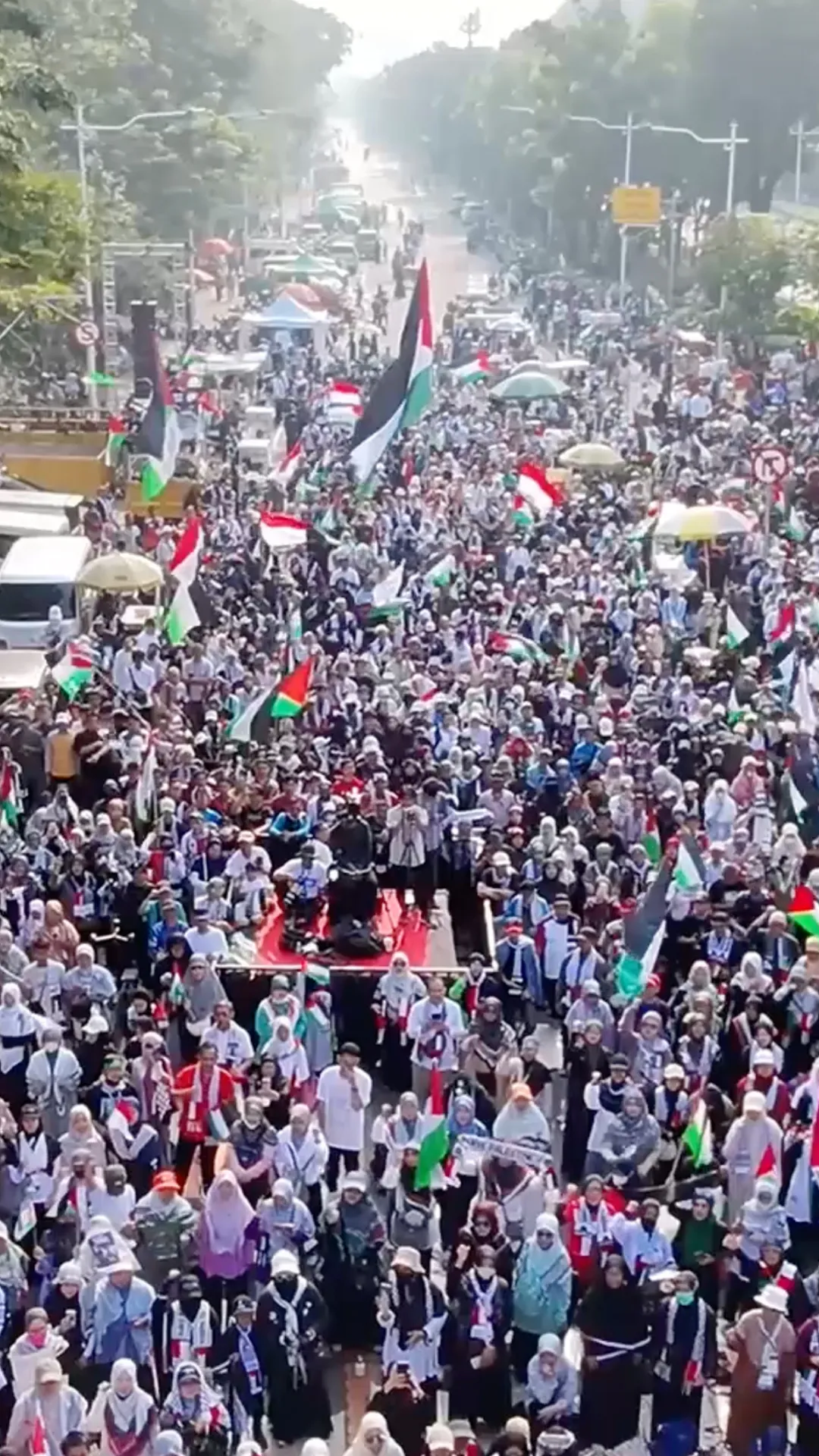 Ribuan massa menggelar aksi solidaritas untuk Gaza di Jakarta
