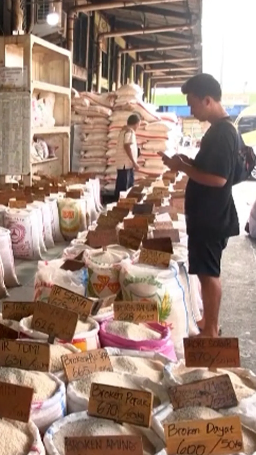 Kenaikan harga beras tekan pengeluaran warga dan pendapatan pedagang