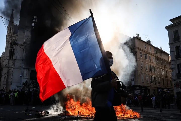 Violences du 17 octobre en France: moyens d’investigation élargis et justice sévère