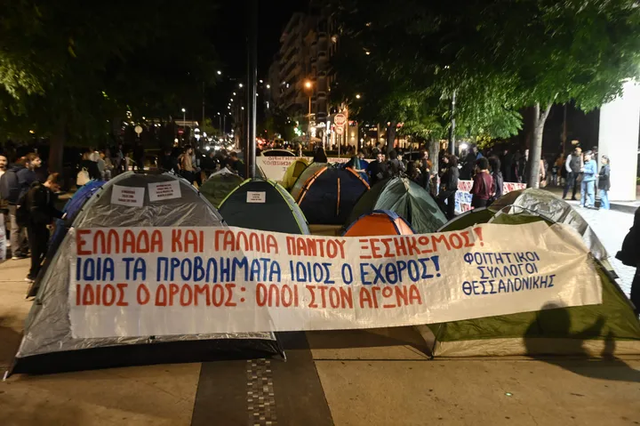 Na Grécia, os estudantes montaram tendas para protestar contra preços das rendas e custo de vida
