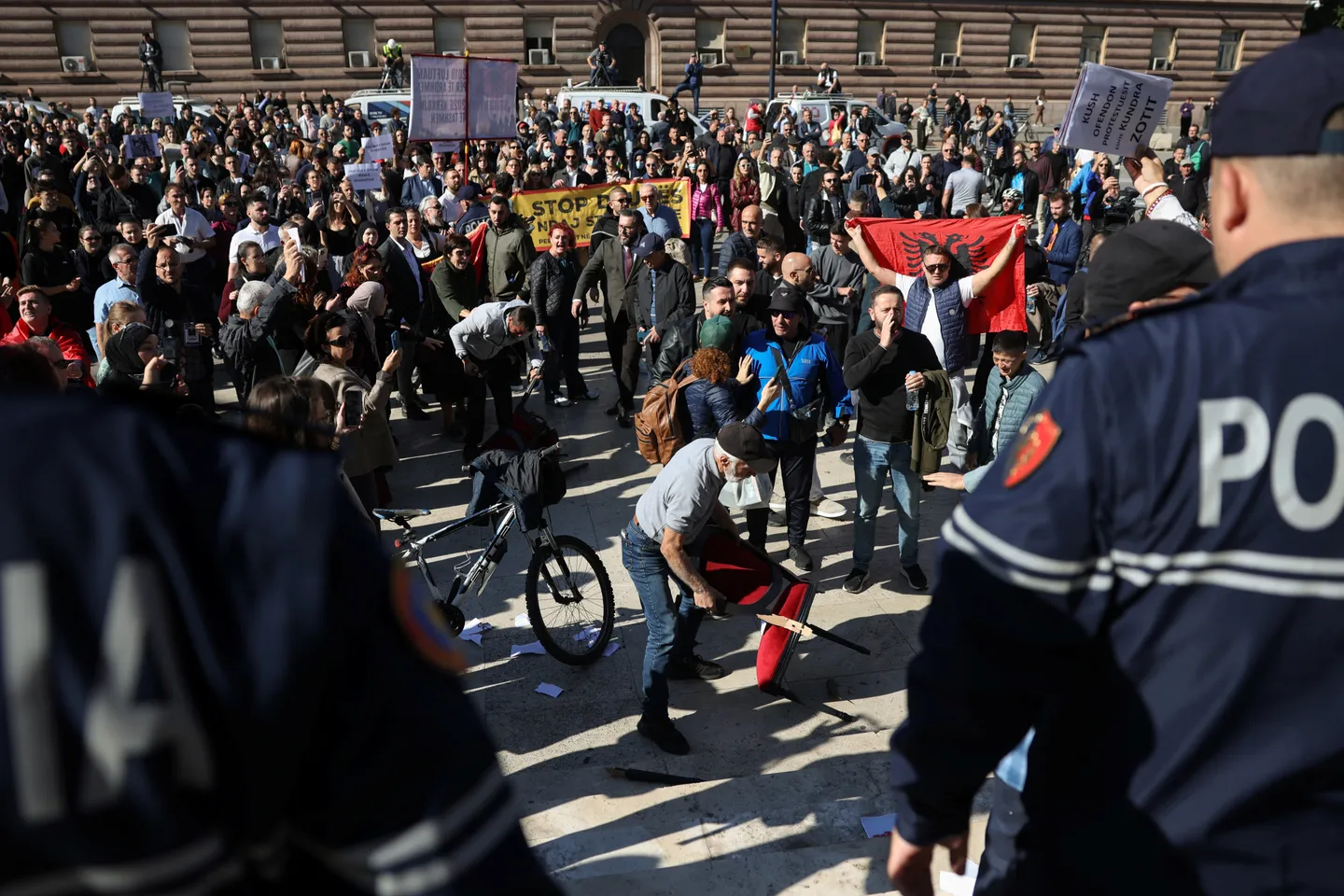 Vazhdon me tensione protesta e thirrur nga studentët në Shqipëri, i bashkohen edhe pedagogët