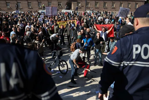 Vazhdon me tensione protesta e thirrur nga studentët në Shqipëri, i bashkohen edhe pedagogët
