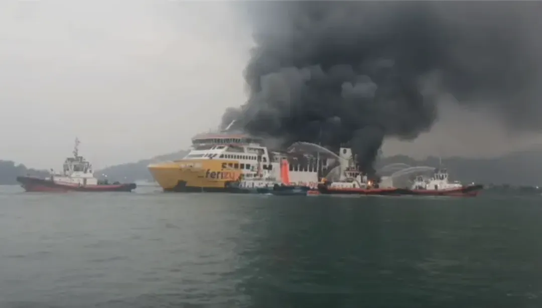 Trageti përfshihet nga flakët pranë ishullit Java të Indonezisë  evakuohen 460 persona