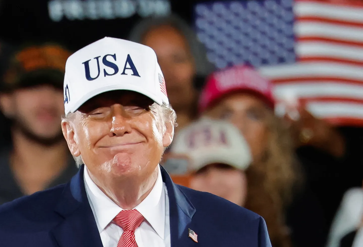 Рейтинг Трампа упал до минимума на фоне роста популярности демократов