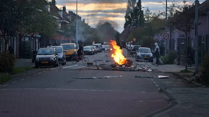 Onrust Amsterdam Floradorp gaat door met drie aanhoudingen na weer confrontaties met de politie