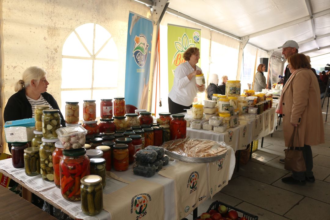 Kosovë  gratë fermere prezantojnë produktet e tyre në panair