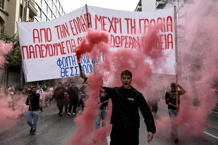 Масовни протести низ Грција: Студентите бараат бесплатно образование, а професорите повисоки плати