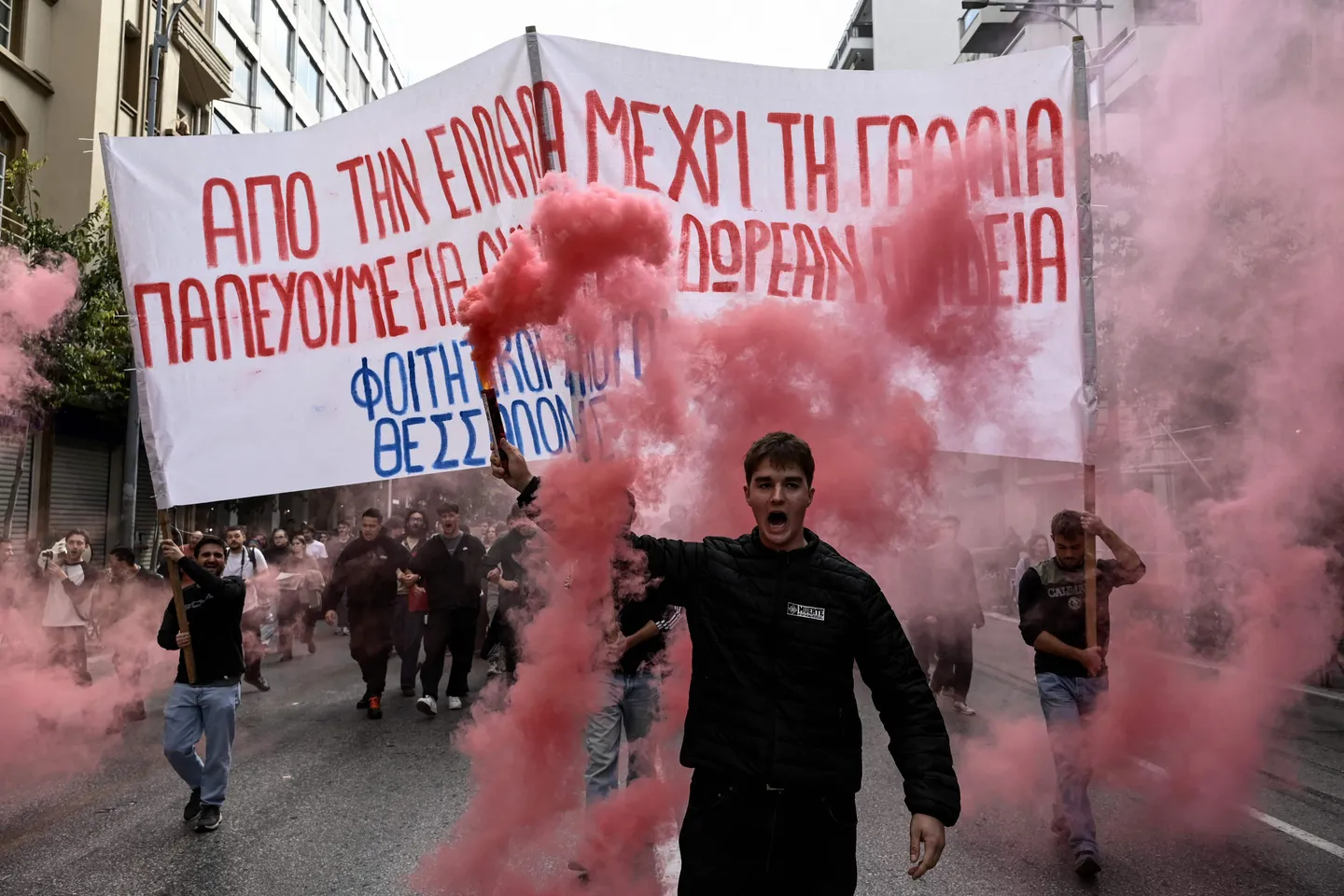 Масовни протести низ Грција: Студентите бараат бесплатно образование, а професорите повисоки плати