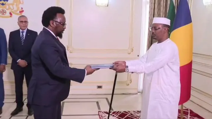 Safiirka Soomaaliya oo Warqadihiisa Aqoonsiga u Gudbiyay Madaxweynaha Dalka Chad