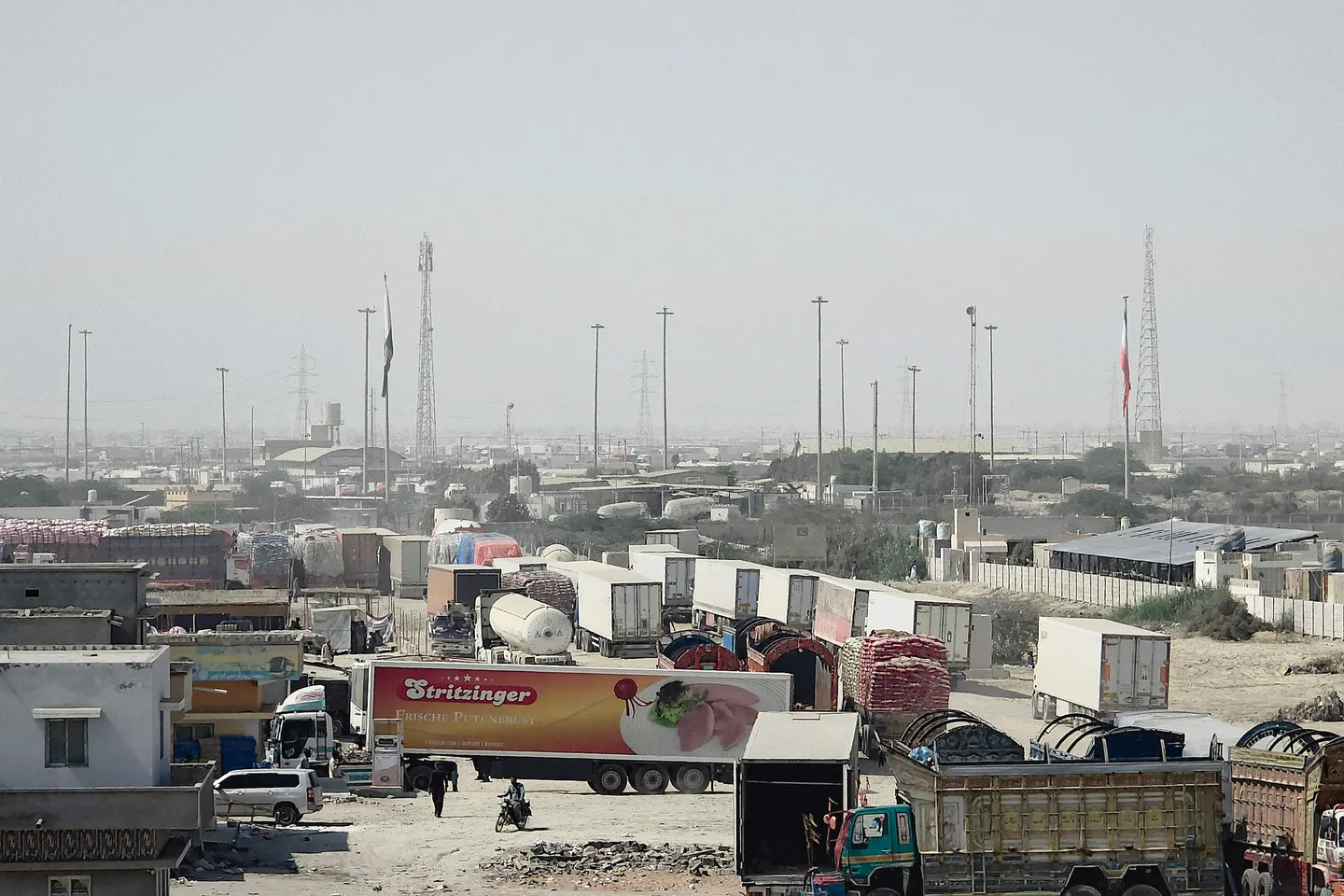 Iran-Pakistan trade partially resumes as truck backlog persists