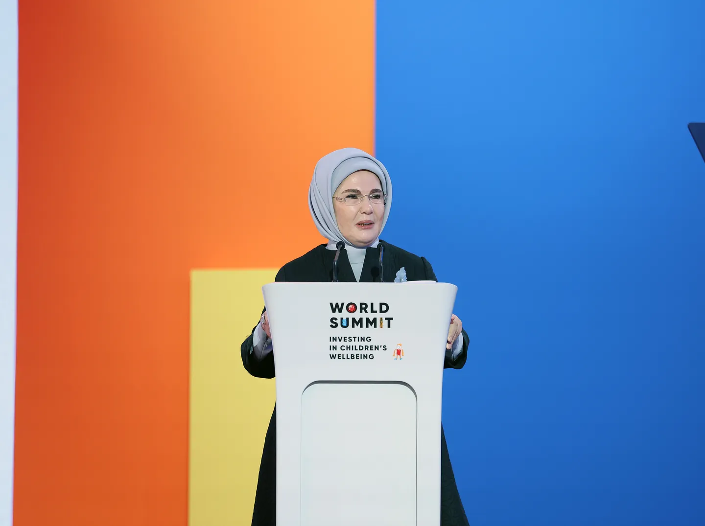 أمينة أردوغان تدعو إلى حل مشكلات الأطفال في مناطق الحروب