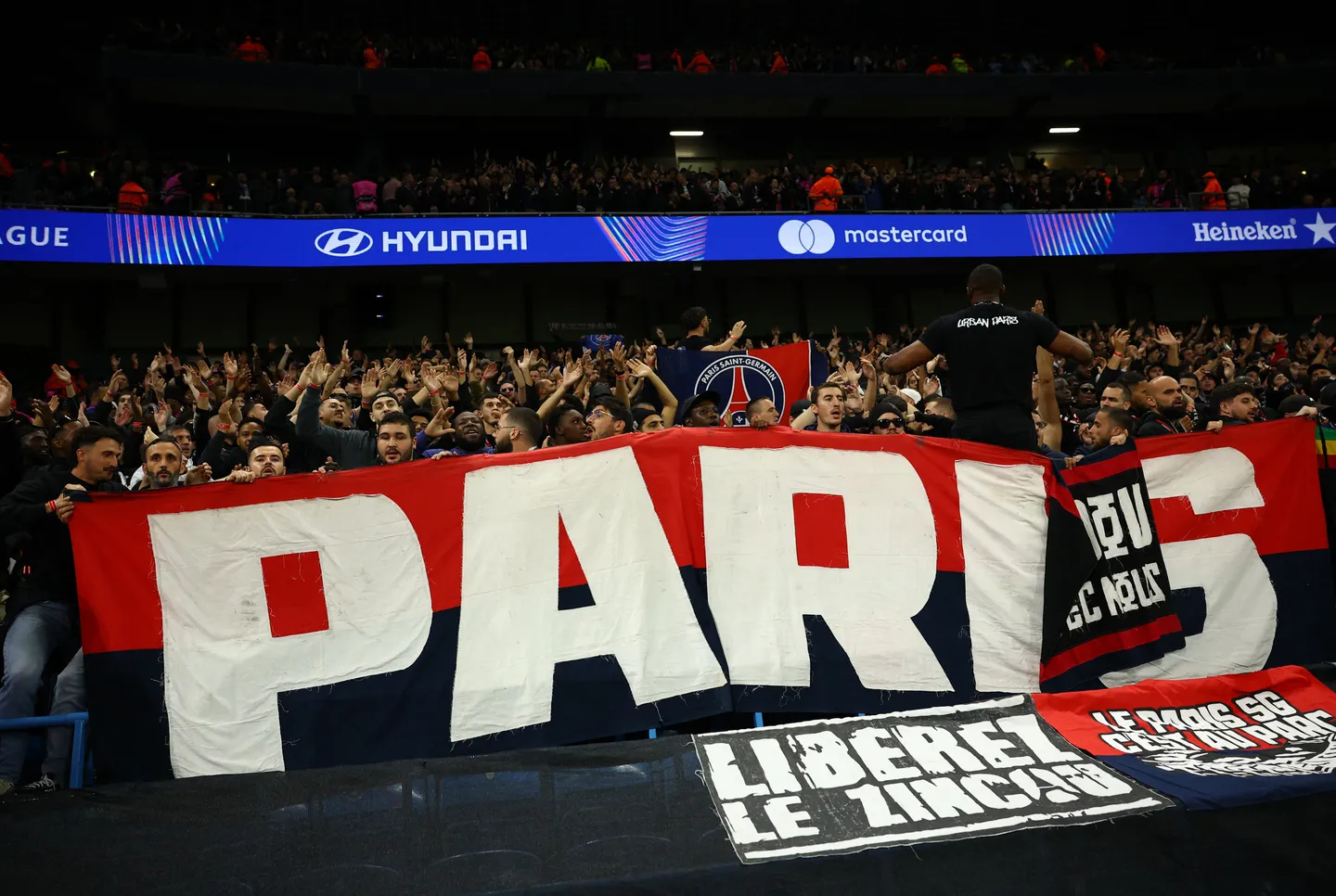 Le Barça saisit l’UEFA après un tifo jugé "violent" déployé par les supporters du PSG