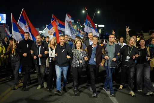 Studentët serbë marshojnë drejt Beogradit përpara tubimit zgjedhor