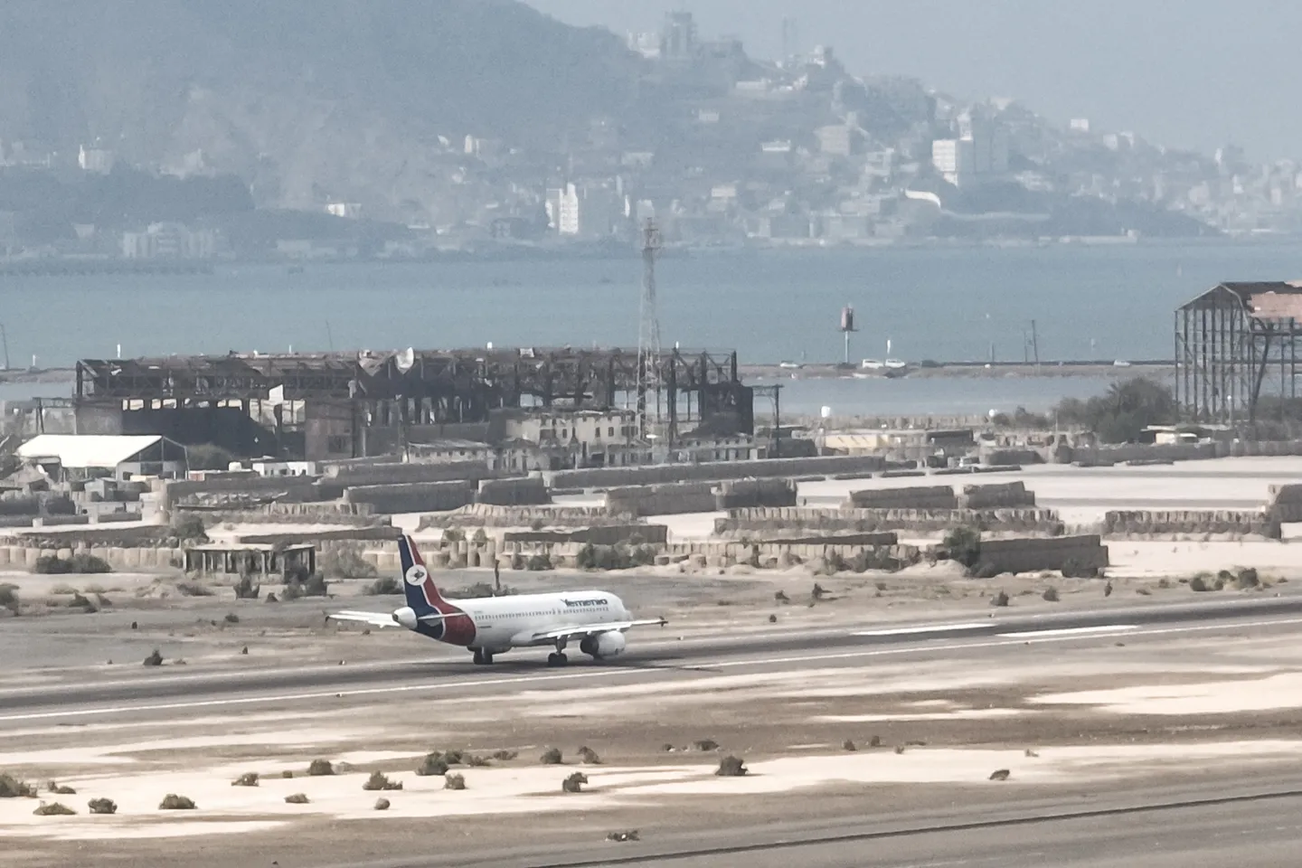 Houthi militia launches multiple missile attacks on Yemen's Aden