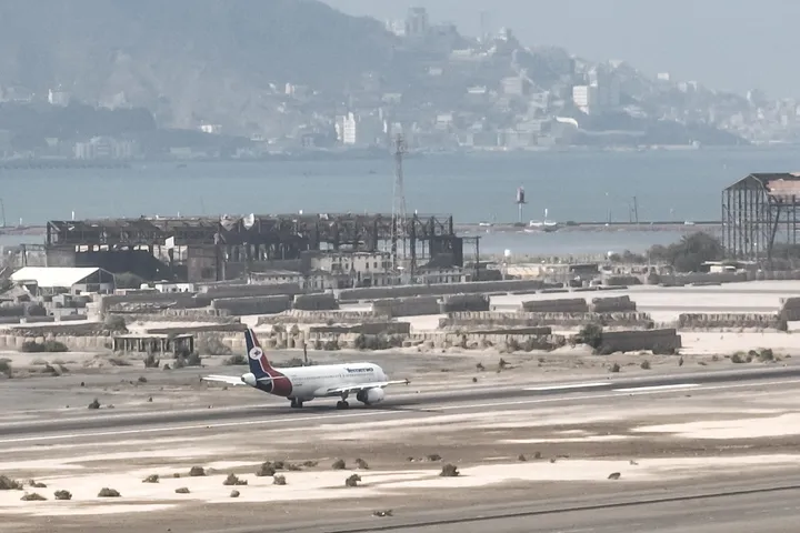 Houthi militia launches multiple missile attacks on Yemen's Aden