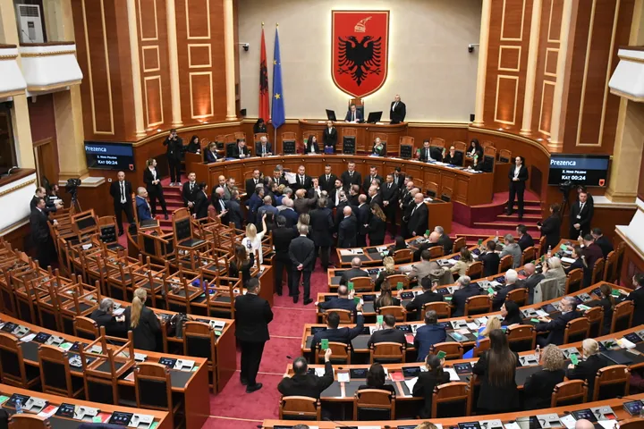 Ratifikohet marrëveshja Shqipëri-Maqedoni e Veriut për ngritjen e pikave të përbashkëta kufitare