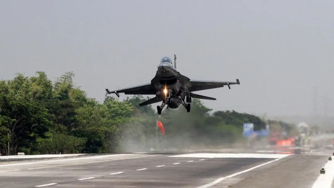 TNI AU uji kelayakan Tol Pasuruan-Probolinggo sebagai landasan alternatif jet tempur