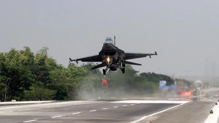 TNI AU uji kelayakan Tol Pasuruan-Probolinggo sebagai landasan alternatif jet tempur