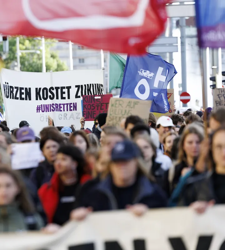 Tausende Studierende gehen in Österreich auf die Straße