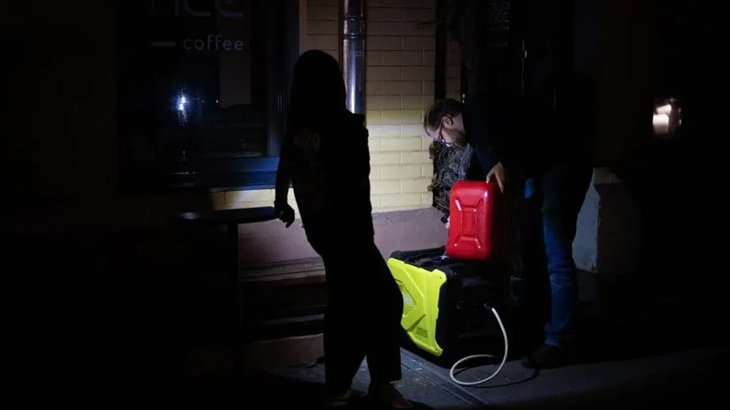 Илјадници луѓе без струја додека Велика Британија се подготвува за бурата Боело