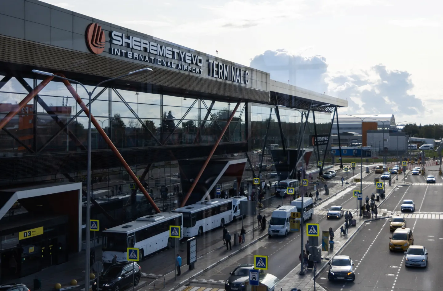 Из Шереметьево эвакуировали пассажиров из-за беспилотников