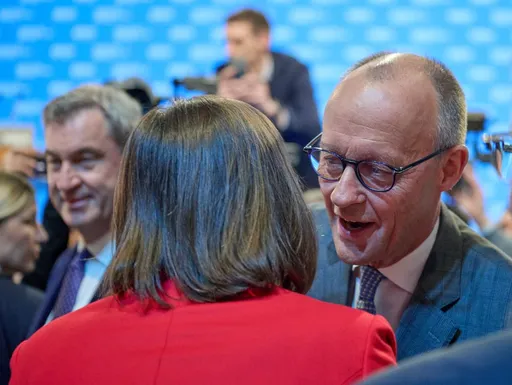 Merz begrüßt Aigner – und der CSU-Parteitag jubelt