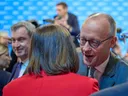 Merz begrüßt Aigner – und der CSU-Parteitag jubelt