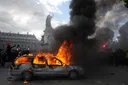 Беспорядки охватили города Франции: громят магазины и атакуют полицию