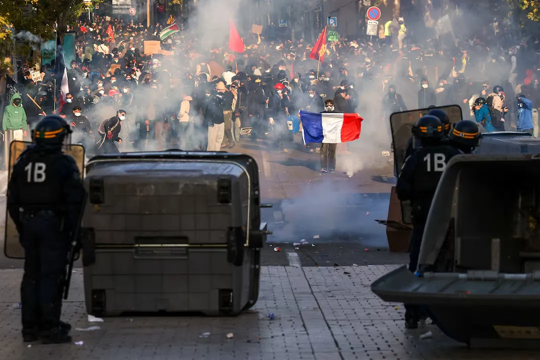 Ультраправые напали на участников протеста во Франции